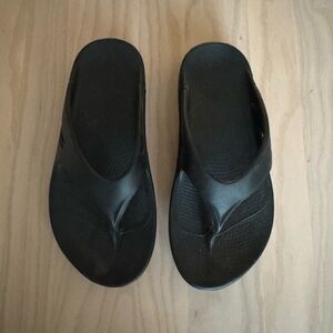 OOFOS Black Flip-Flops